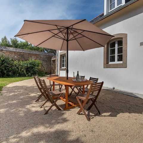 Gather around the shady garden table for relaxed barbecues, drinks, and card games at home
