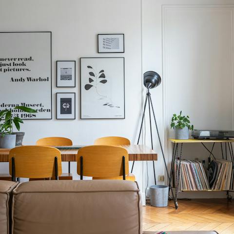 Modernist decor with a touch of retro