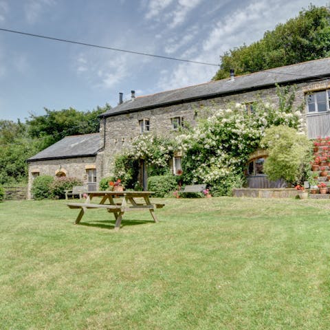 Enjoy alfresco meals in the sunshine at the picnic tables