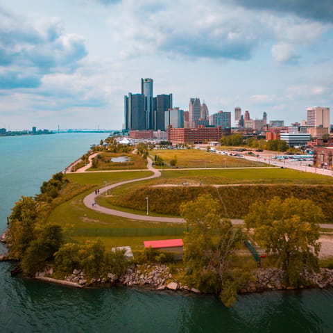 Adventure around Detroit and find towering skyscrapers, lush green parks and the Detroit River