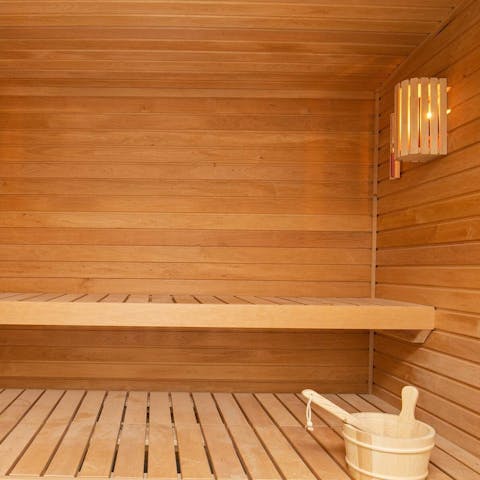 Relax in the luxurious sauna 