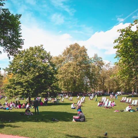 Enjoy an afternoon picnic in Regent's Park, not far on foot