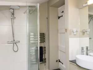 The Chalford Cottage image 11