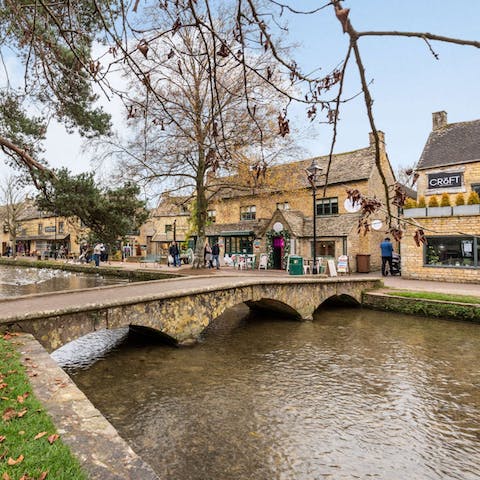 Stay on the outskirts of the picturesque village of Bourton-on-the-Water