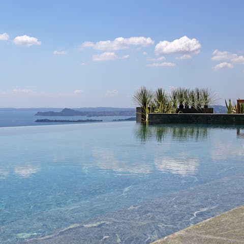 Paddle in the infinity pool