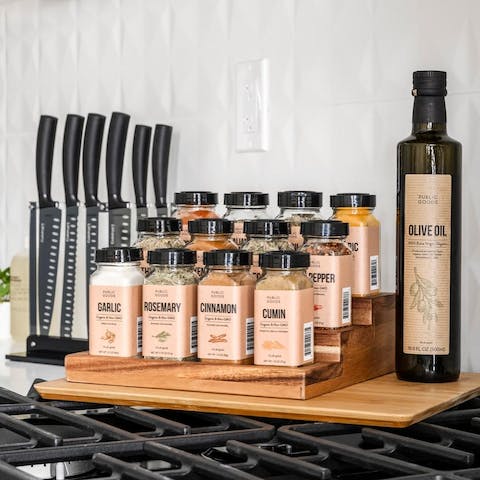 Cook with flavour, thanks to your host's generous pantry of sustainable products