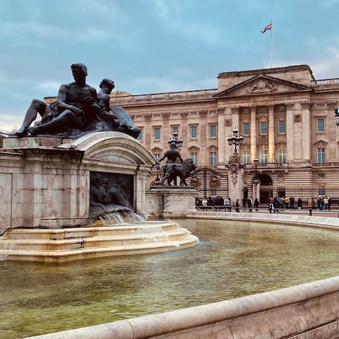 Reach the iconic Buckingham Palace in less than fifteen minutes by foot
