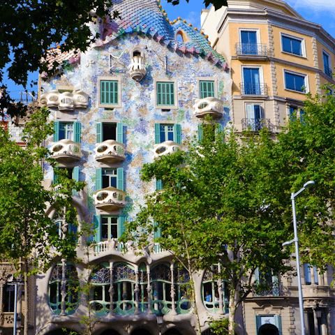 Stroll to Casa Batlló in nineteen minutes, stopping for a cocktail en route