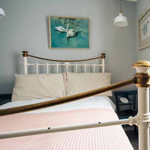 Have a good night's sleep on an antique iron bed