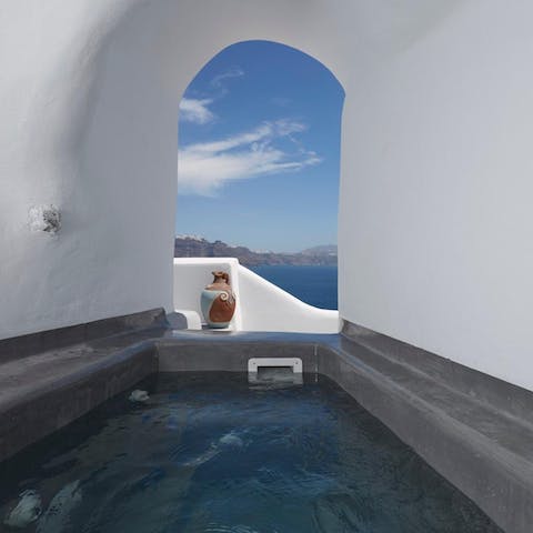Take advantage of this unique jacuzzi for the ultimate R&R