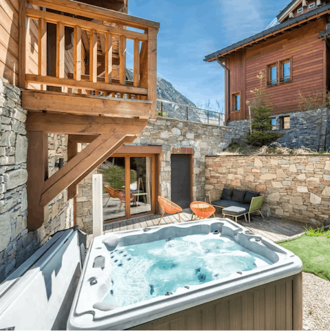 Unwind in the hot tub after a day of thigh-burning ski runs or bone-shaking bike rides 
