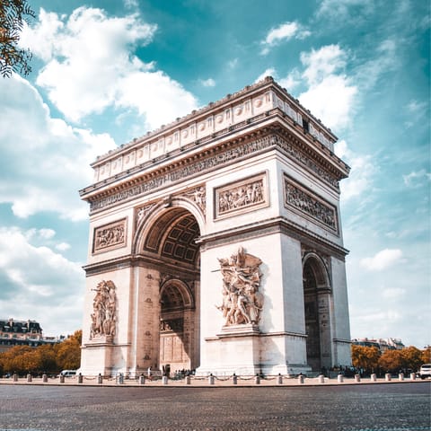 Walk to the iconic Arc de Triomphe in just six minutes