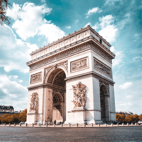 Walk to the iconic Arc de Triomphe in just six minutes