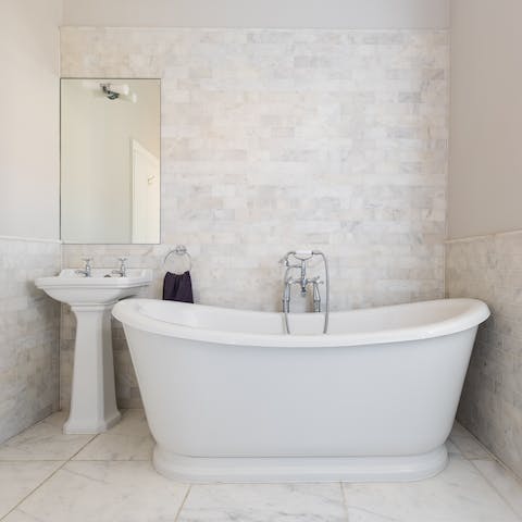 End the evening with a relaxing soak in the rolltop bathtub