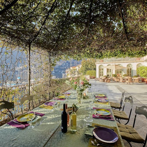 Sit down under the vine-covered pergola for an alfresco meal