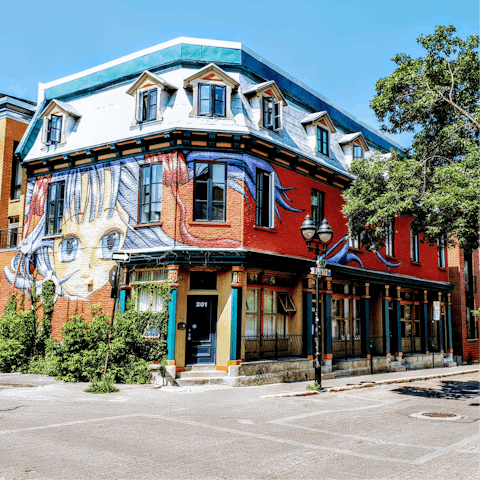 Explore the wonders of Montreal from your location in the trendy Griffintown neighbourhood