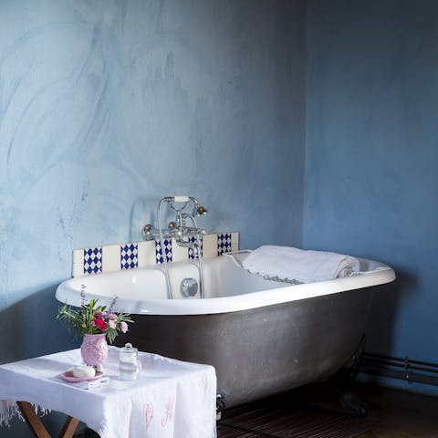 Enjoy an indulgent soak in the freestanding bathtub
