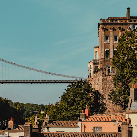 Discover the diversity of Bristol – the city centre is only a ten–minute drive away 