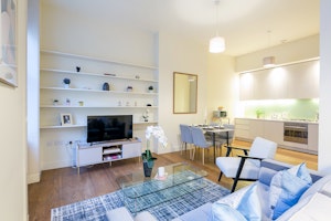 Baker Street Charm image 4