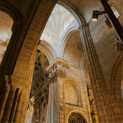 Walk to the beautiful Porto Cathedral in less than half an hour