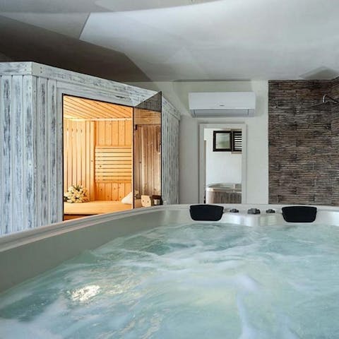 Unwind in the peace and quiet of the wellness area in the sauna and Jacuzzi