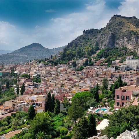 Reach the restaurants and bars of Taormina in just fifteen minutes by foot