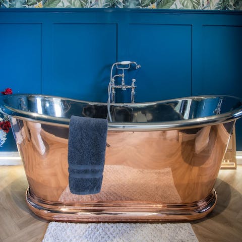 Have a long soak in the gorgeous copper bath tub after a long romantic walk on the beach