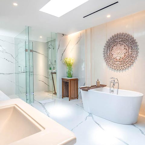 Unwind after a day of surfing and swimming in the freestanding bathtub