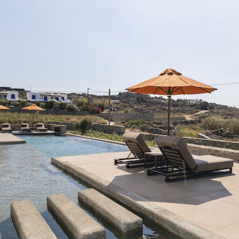 Go between the private swimming pool and the sunloungers to make the most of the sunshine