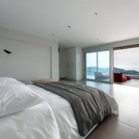 Wake up to views of the waves in the top-floor main suite 