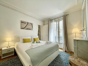 Parisian City Lights image 2