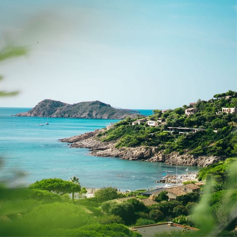 Hire a car and explore the picturesque coastline of the Côte d’Azur 