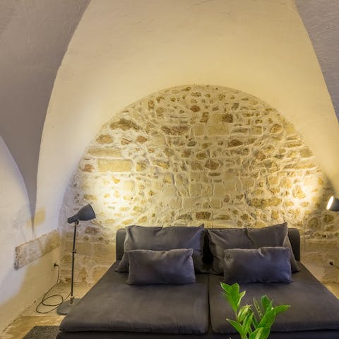 Relax on the sofa in the atmospheric living room with its cloister-style ceilings