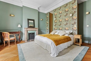 Elegant Urban Mansion image 2