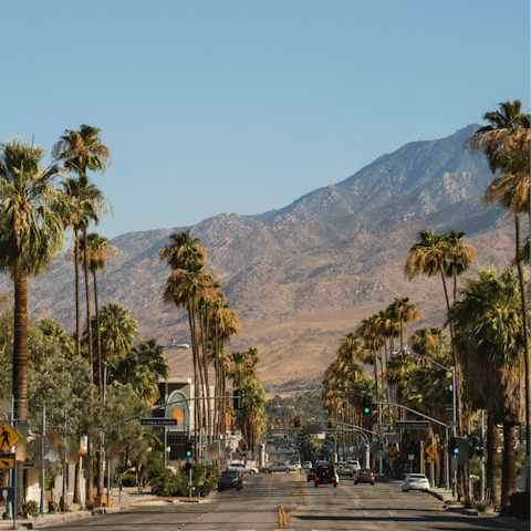 Admire the spectacular mountain setting of Palm Springs 