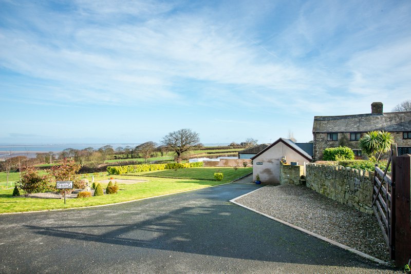 Yma o Hyd additional image