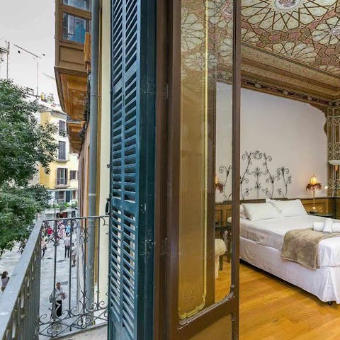Let the fresh air flow through the bedrooms from the balcony