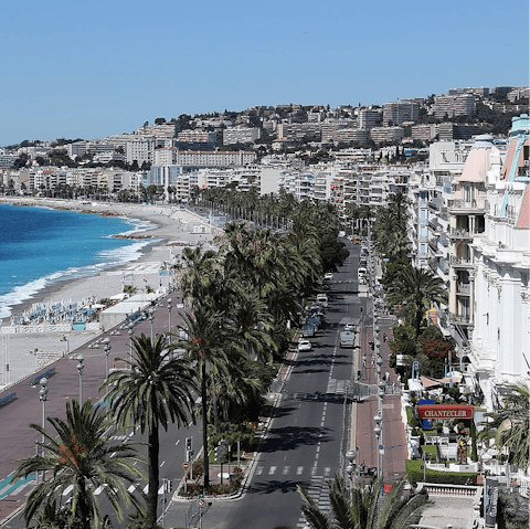 Reach the Promenade Des Anglais in just 10 minutes walk 
