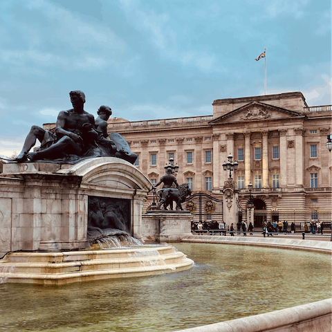 Hop on a bus to the iconic Buckingham Palace