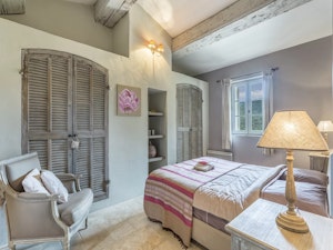 Chic & Buzzy image 7