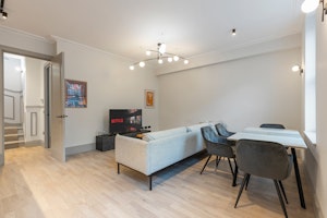 London Calm image 6