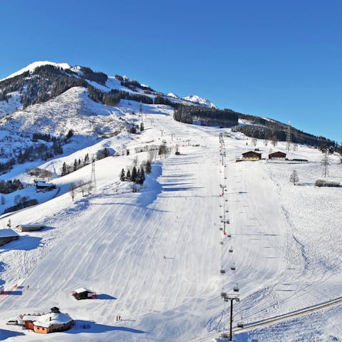 Hit the slopes with Maiskogel- Kitzsteinhorn a five-minute drive away 