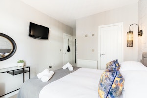 Cozy Urban Retreat image 9