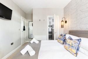 Cozy Urban Retreat image 8