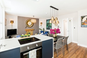 Cozy Urban Retreat image 7
