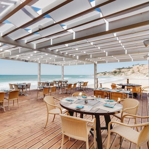 Dine on fresh seafood beside the beach while gazing out to sea – there are eleven different restaurants and lounges here