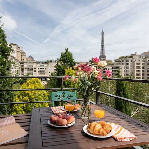 Sunny terrace & Eiffel Tower view