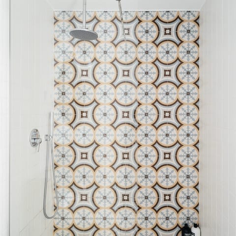 The azulejo tiles in the bathroom 