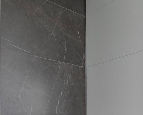 Marble-like cladding in the bathroom