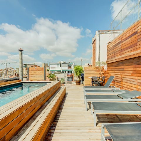 The communal rooftop terrace with a pool 